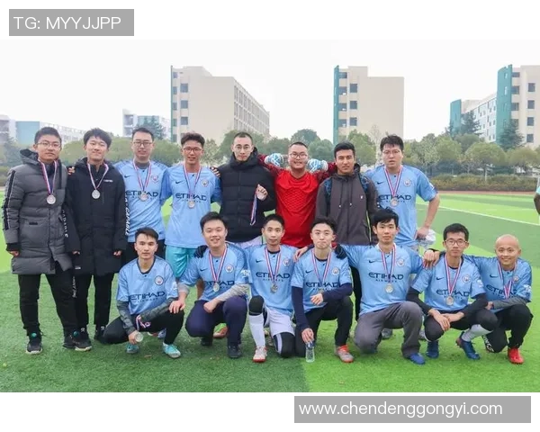 达旗七中足球队队员奋勇拼搏展现青春风采与团队精神